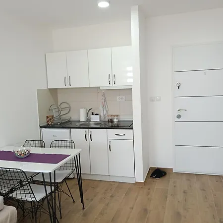 Sara S Apartman *
