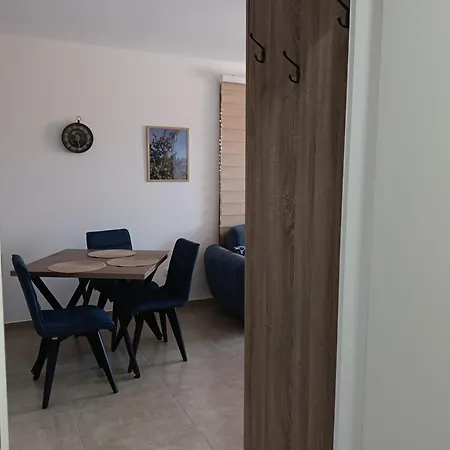 Sara S Apartman *
